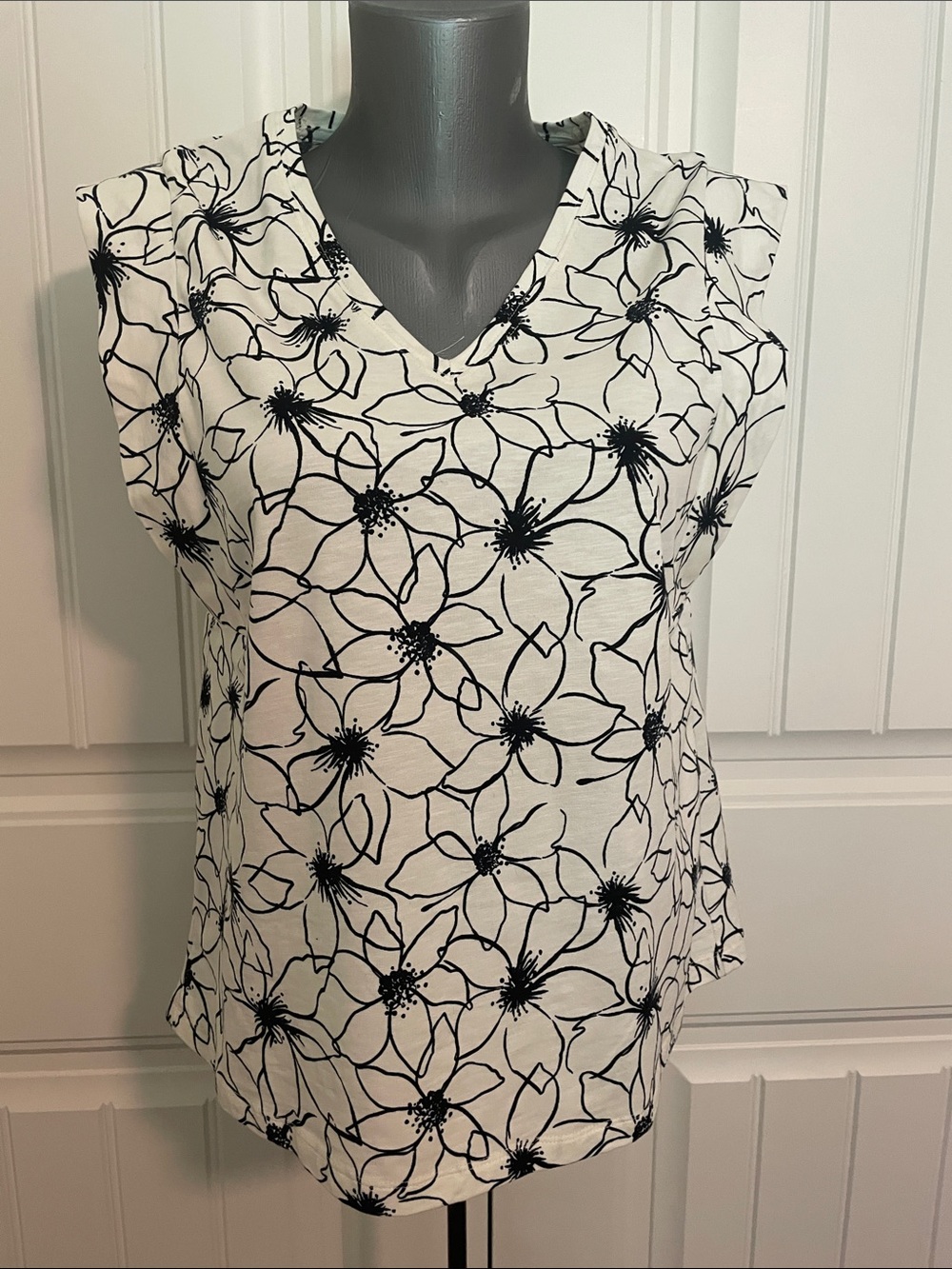 RACHEL Rachel Roy White Sleeveless V-Neck Floral Camisole